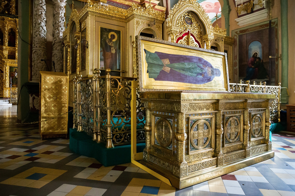 Интерьер Троицкого собора со святыми реликвиями, Сергиев Посад