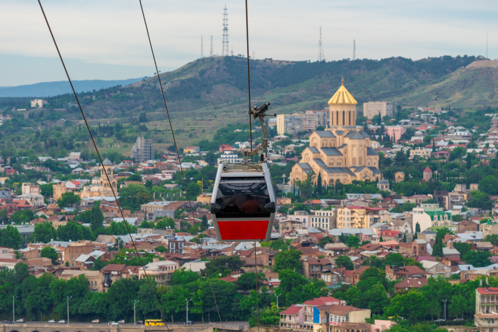 Вид на Тбилиси из кабины фуникулера