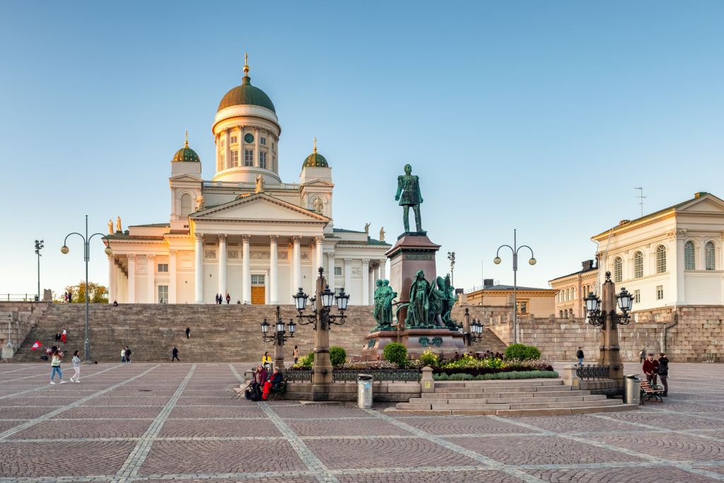 Собор Святого Николая и памятник Александру II на Сенатской площади в Хельсинки