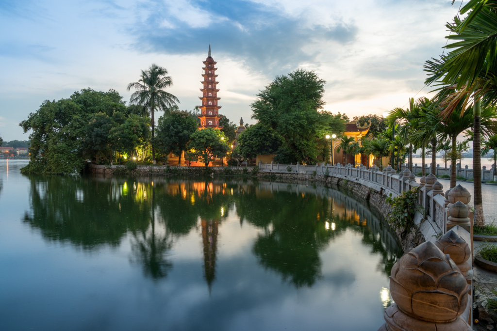 Пагода Тран Куок во время захода солнца – старейший храм в Ханое, Вьетнам
