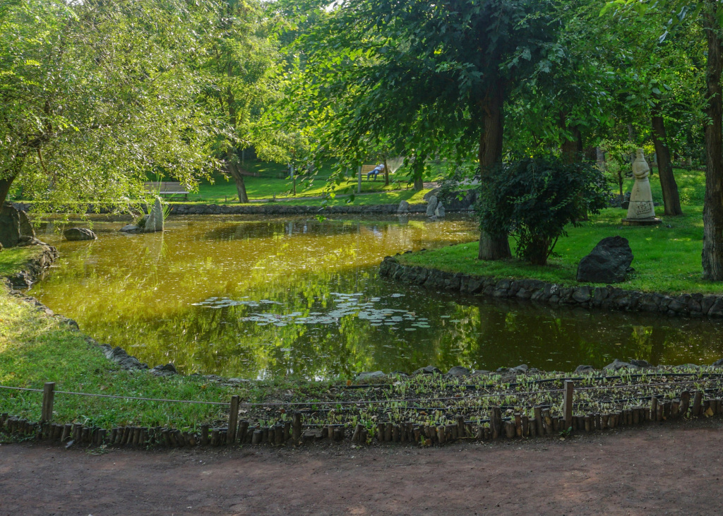 Пруд и буйная зелень в Парке Влюбленных, Ереван