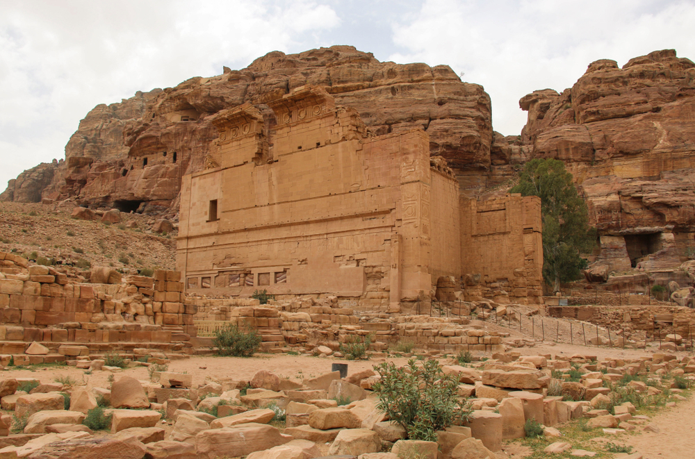 Каср аль-Бинт (Дворец Девы) - одно из наиболее хорошо сохранившихся древних сооружений в Петре