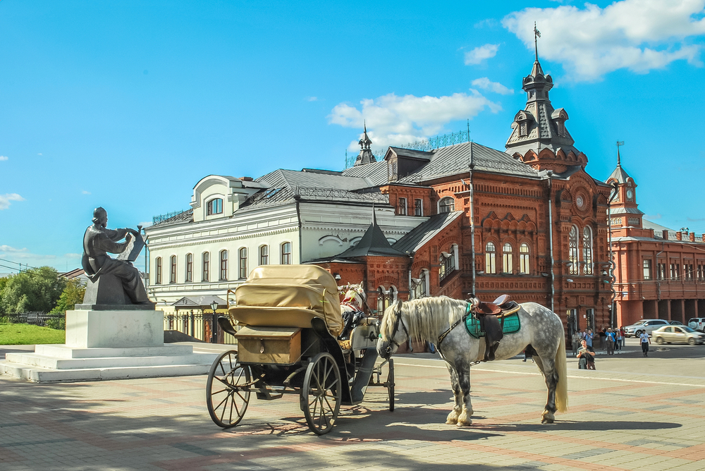 Конная повозка на одной из центральных площадей города Владимира
