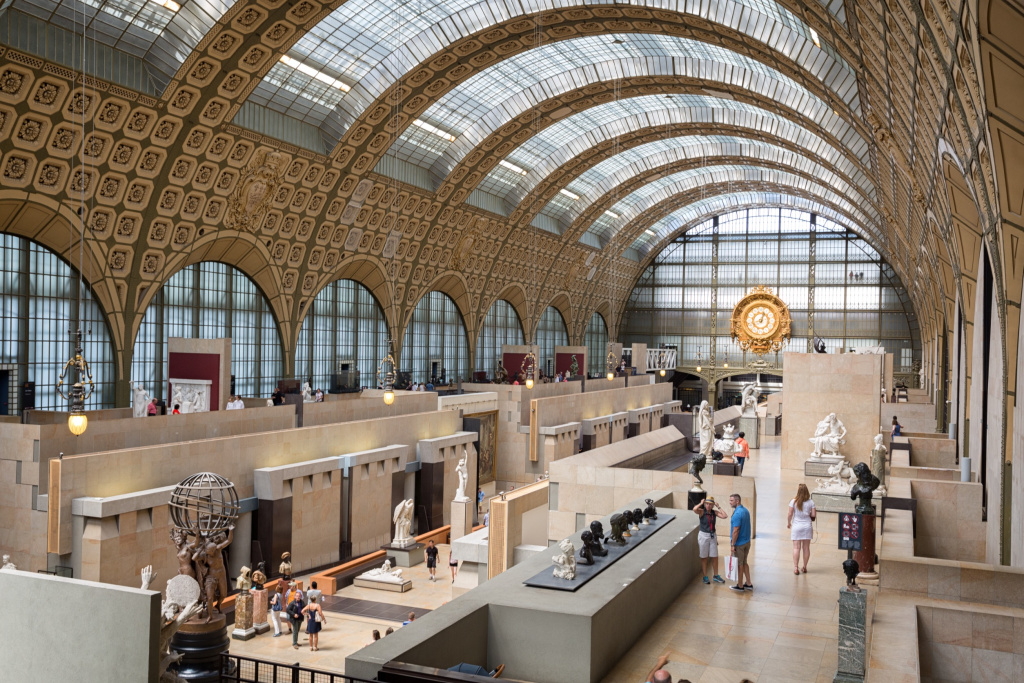 Интерьер Музея д'Орсэ в Париже, известного своей коллекцией шедевров импрессионистов