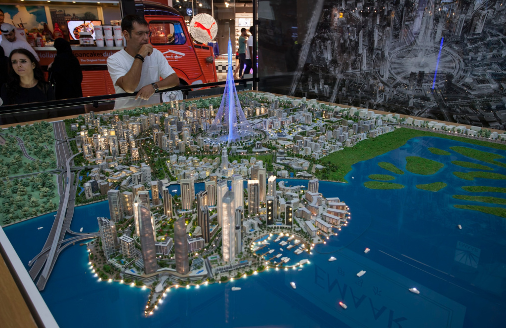 Модель Dubai Creek Tower в торговом центре Dubai Mall – будущее самое высокое здание в мире 