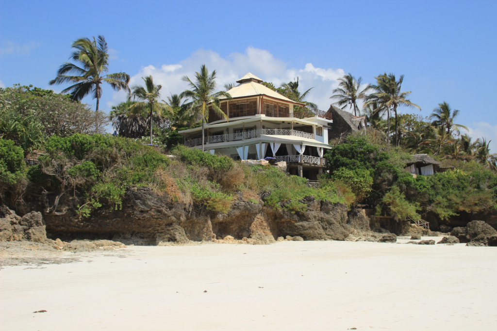 Отель на Диана-бич окруженный пальмами