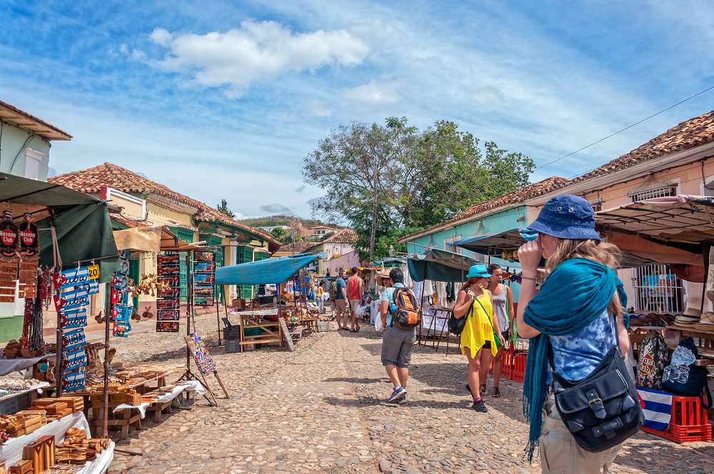 Местный рынок на Кубе с сувенирами
