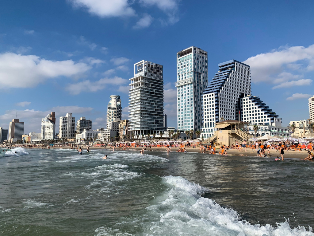 Отдыхающие на пляже Джерусалем Бич в Тель-Авиве