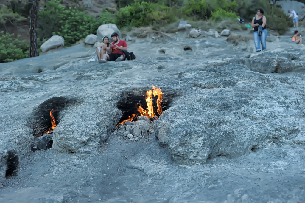 «Огни химеры» — место, где природный газ бьёт вечным огнём из склона горы Янарташ