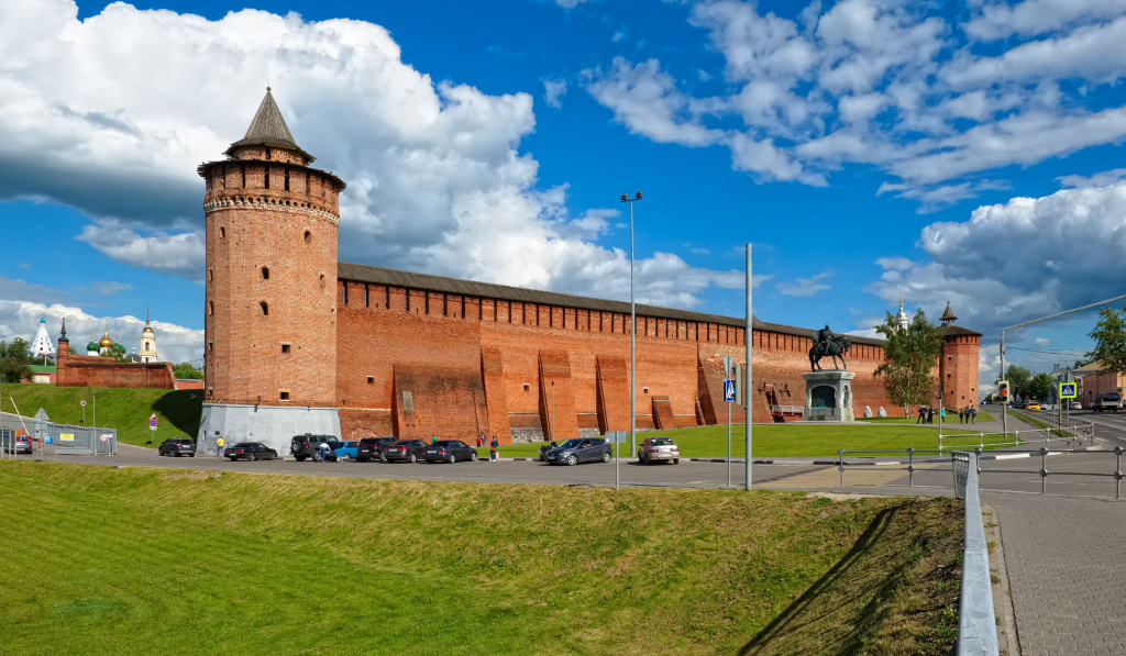 Вид на древние стены Коломенского кремля