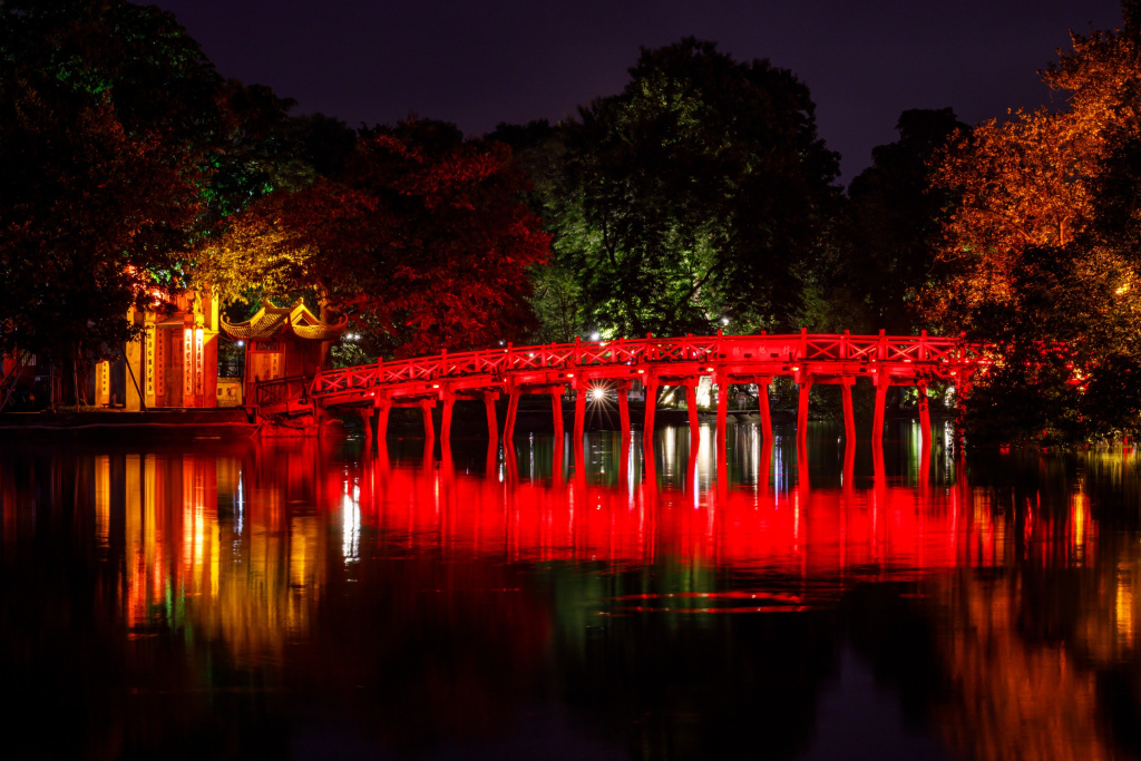 Огненно-красная подсветка моста над озером Хоан Кием, Вьетнам