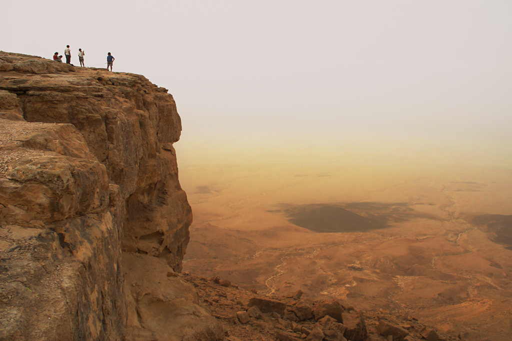 Скала над кратером Махтеш Рамон в пустыне Негев в Израиле