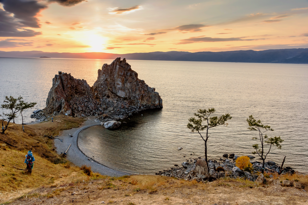 Скала Шаманка на озере Байкал недалеко от Хужира на острове Ольхон в Сибири