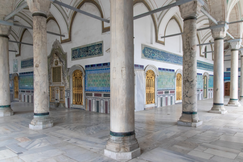 Богато украшенные коридоры дворца Топкапы