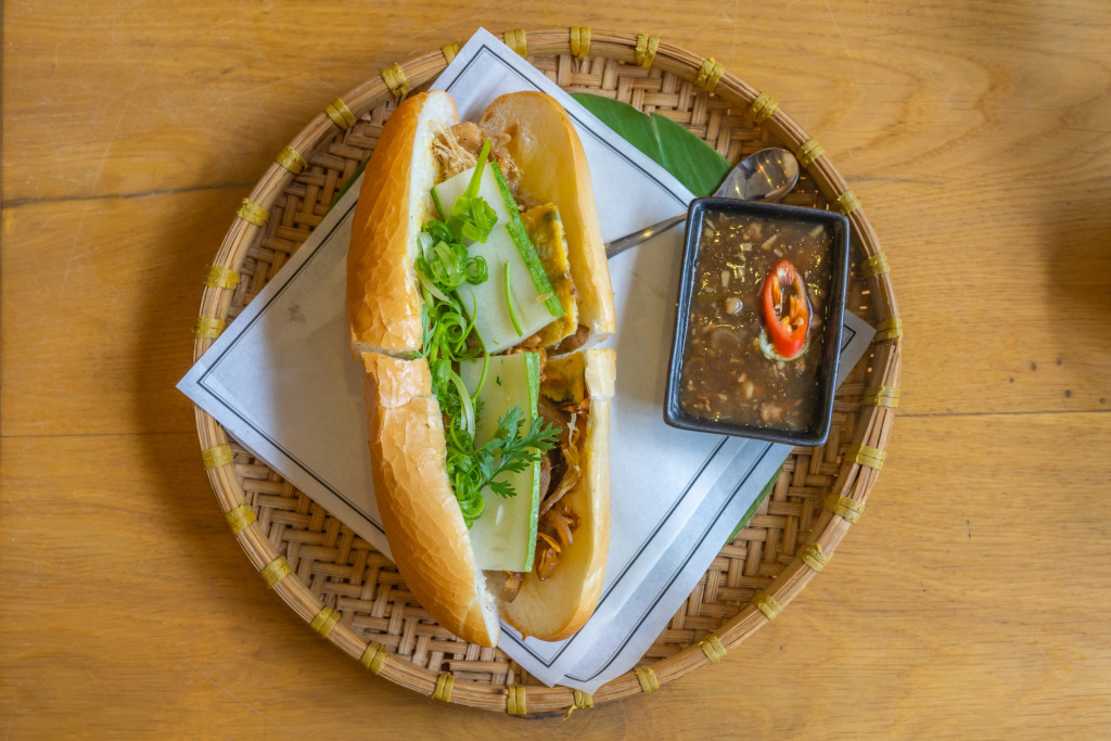ББань-ми – хрустящий вьетнамский сэндвич с мясной начинкой и соевым соусом с острым перцем