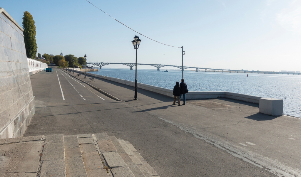 Вид на Волгу и мост с набережной космонавтов в Саратове солнечным днем