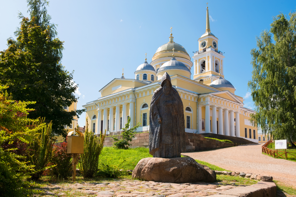 Памятник основателю Ниловой пустыни рядом с монастырем