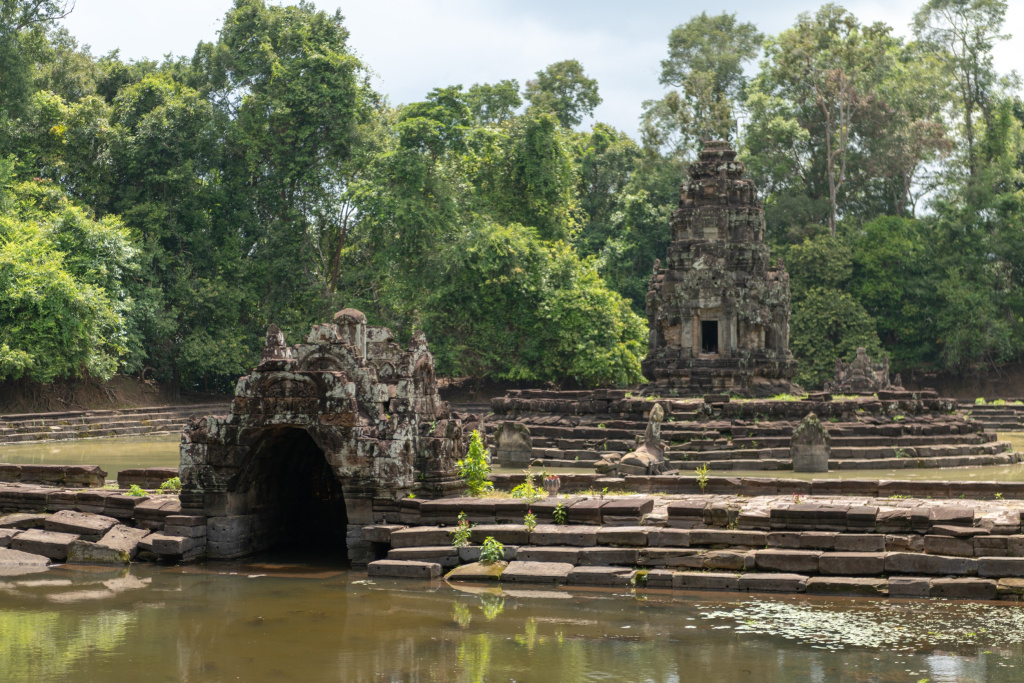 Преак Неак Пеан – небольшой храм в Ангкоре, Камбоджа. Расположен на круглом острове в центре барая близ Преахкхан
