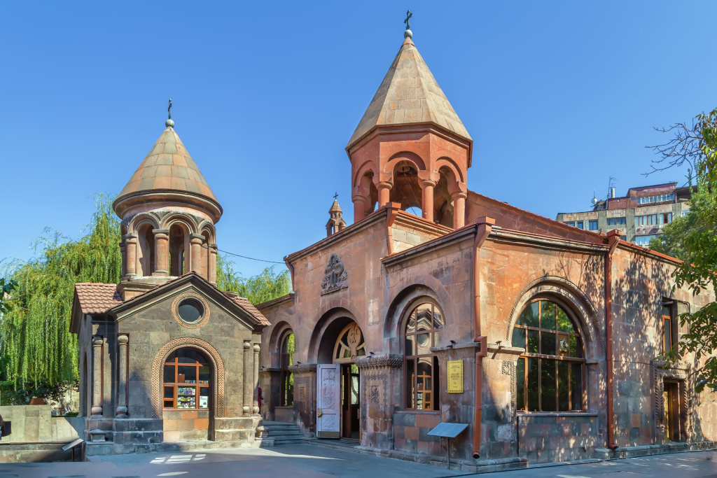 Церковь Сурб Зоравор Аствацацин - одна из древнейших сохранившихся церквей в Ереване