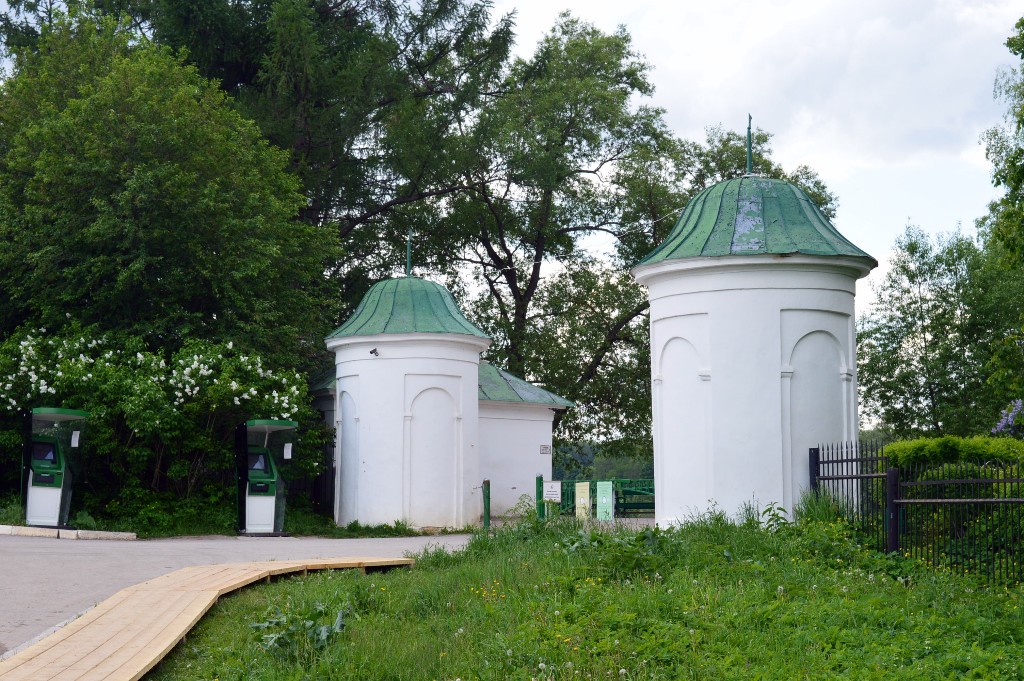 Башни въезда, выстроенные дедом Л.Н.Толстого в Ясной Поляне