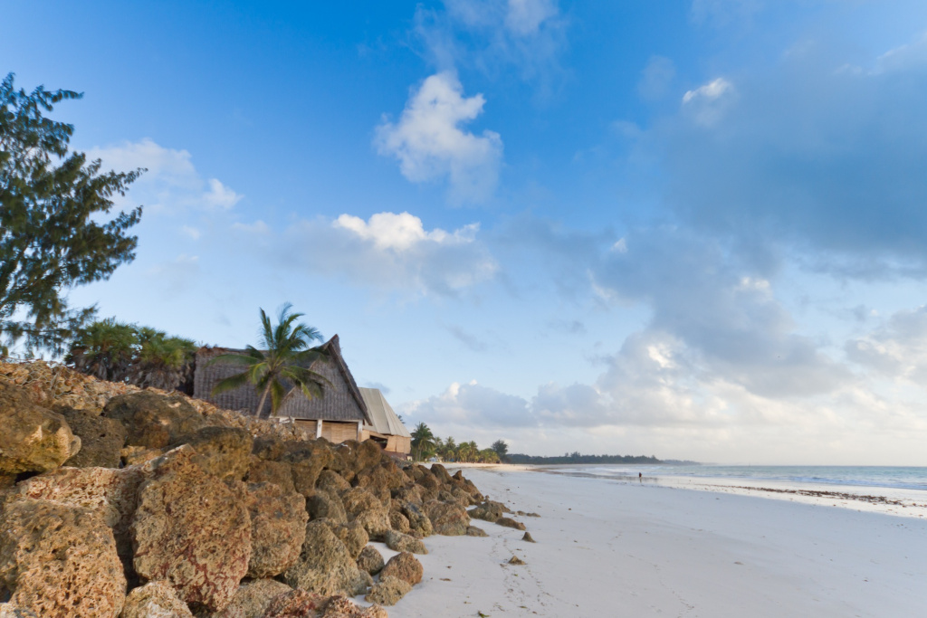 Тропический пляж Шанзу с белым песком, скалами и кокосовыми пальмами