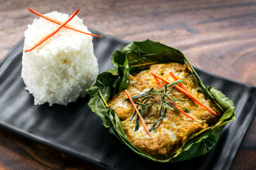 Традиционное камбоджийское блюдо из рыбы амок с карри