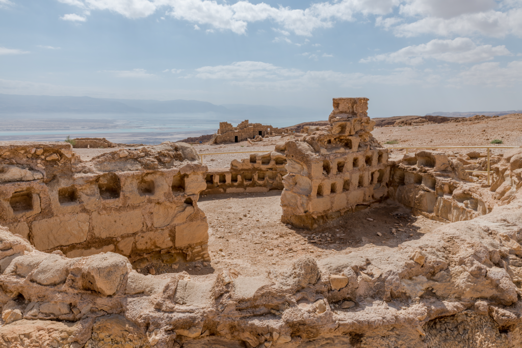 Руины древней крепости Масада в Израиле, построенной царем Иродом