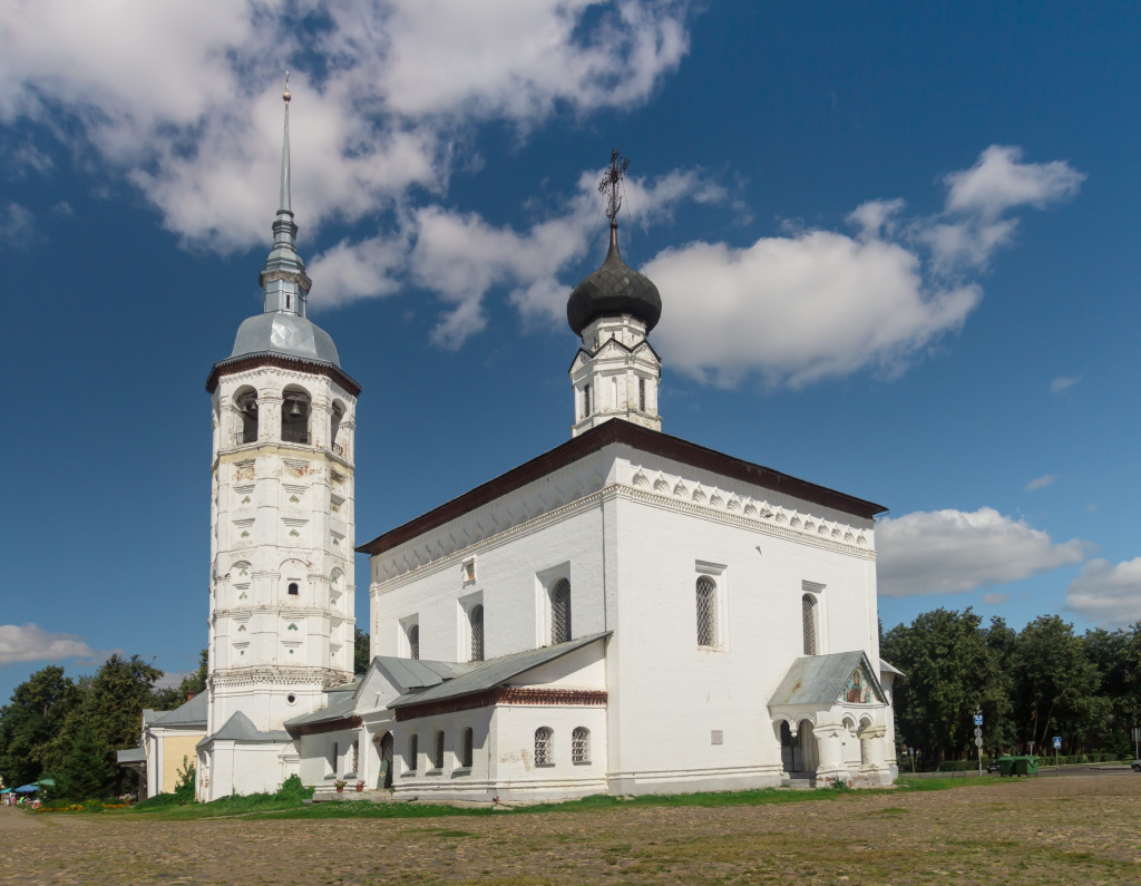 Воскресенская церковь на главной городской площади Суздаля 