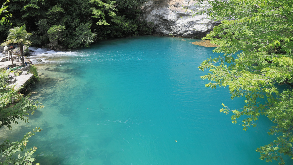 Голубое озеро - популярный объект на туристическом маршруте к озеру Рица