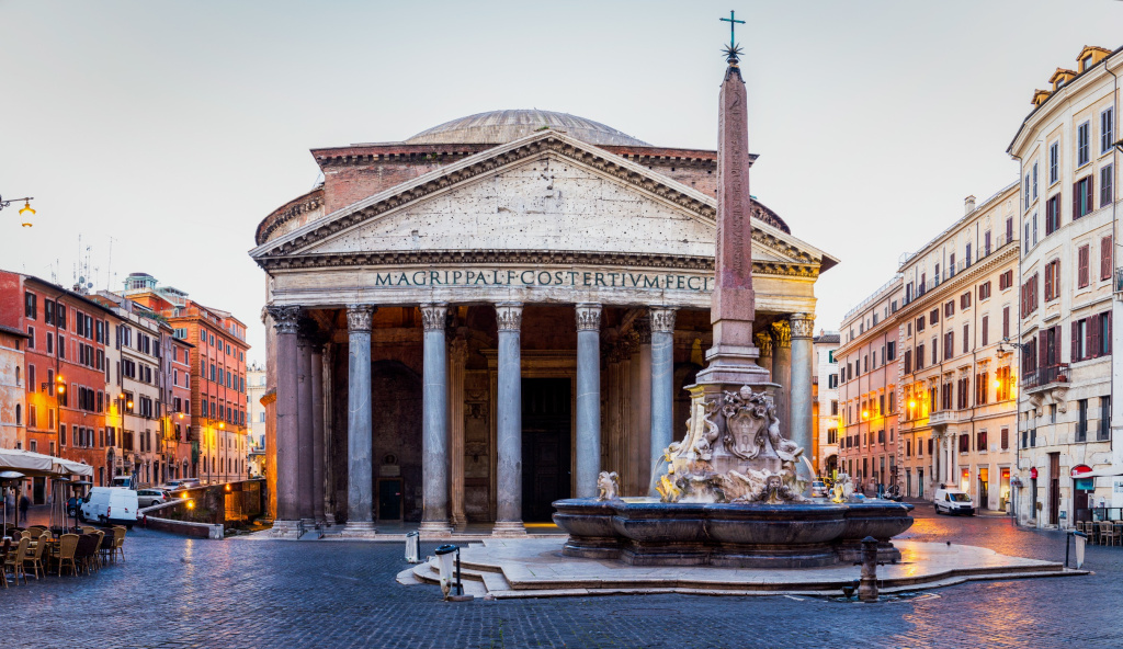 Пантеон – бывший римский храм всех богов, и фонтан с обелиском на площади Пьяцца делла Ротонда. Рим, Италия