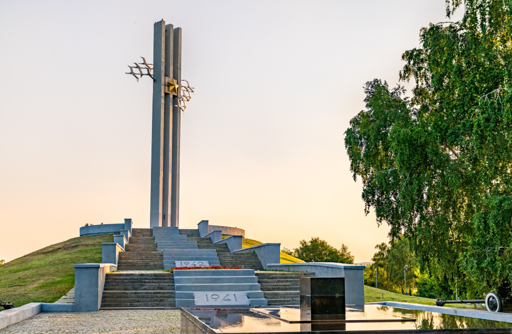 Мемориальный комплекс «Журавли» в парке Победы Саратова