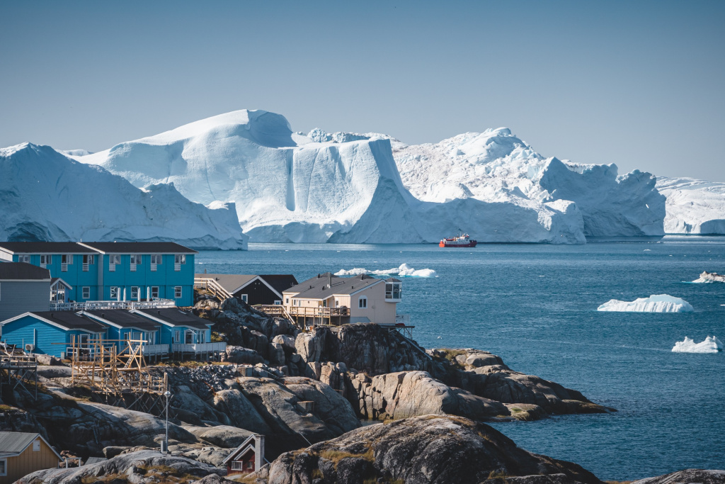 Вид на арктический город Илулиссат и одноименный фьорд, Гренландия