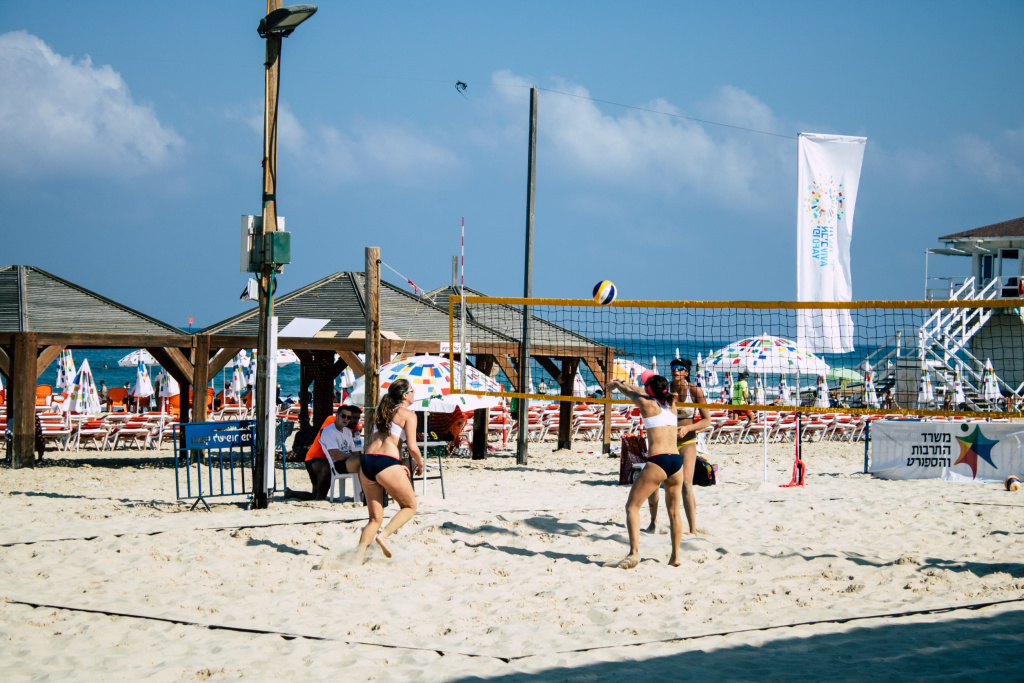 Игра в пляжный волейбол на пляже Гордон в Тель-Авиве