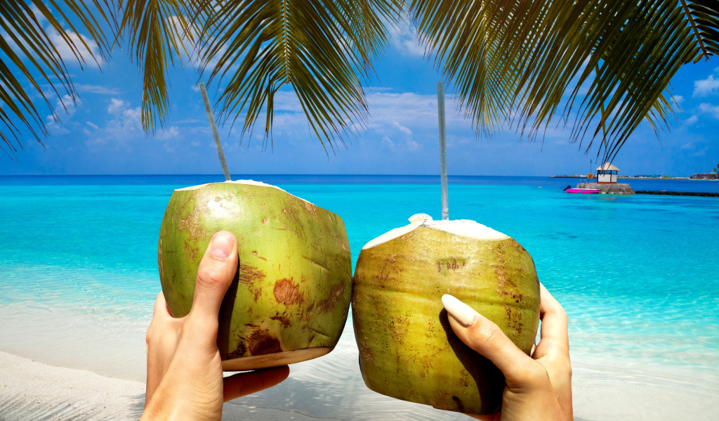 Освежающий кокосовый коктейль на пляже Мальдивских островов