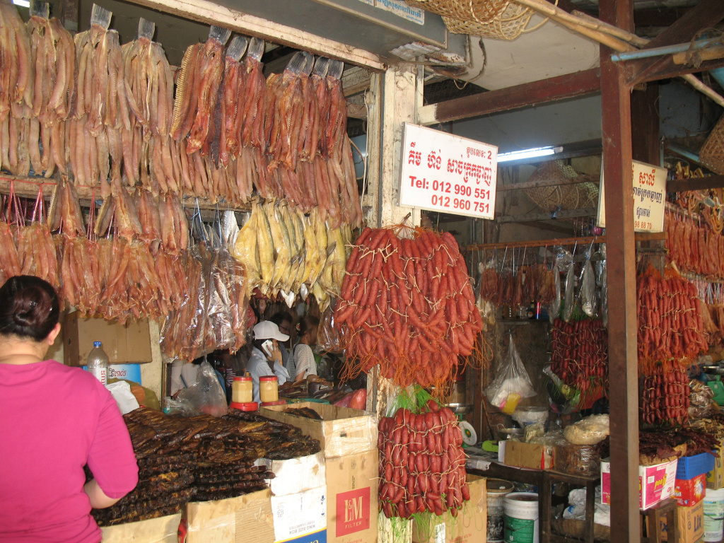 Камбоджийские свиные колбаски и сушеная рыба