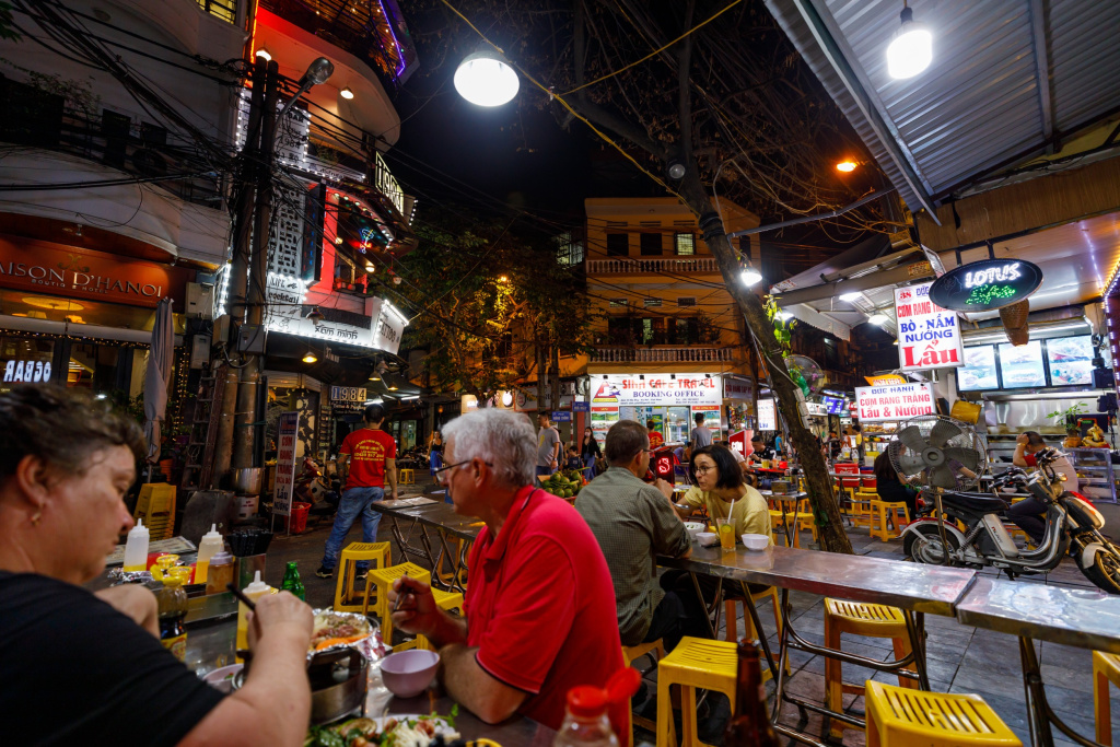 Ночные бары Ханоя на улице Та Хиен, Вьетнам