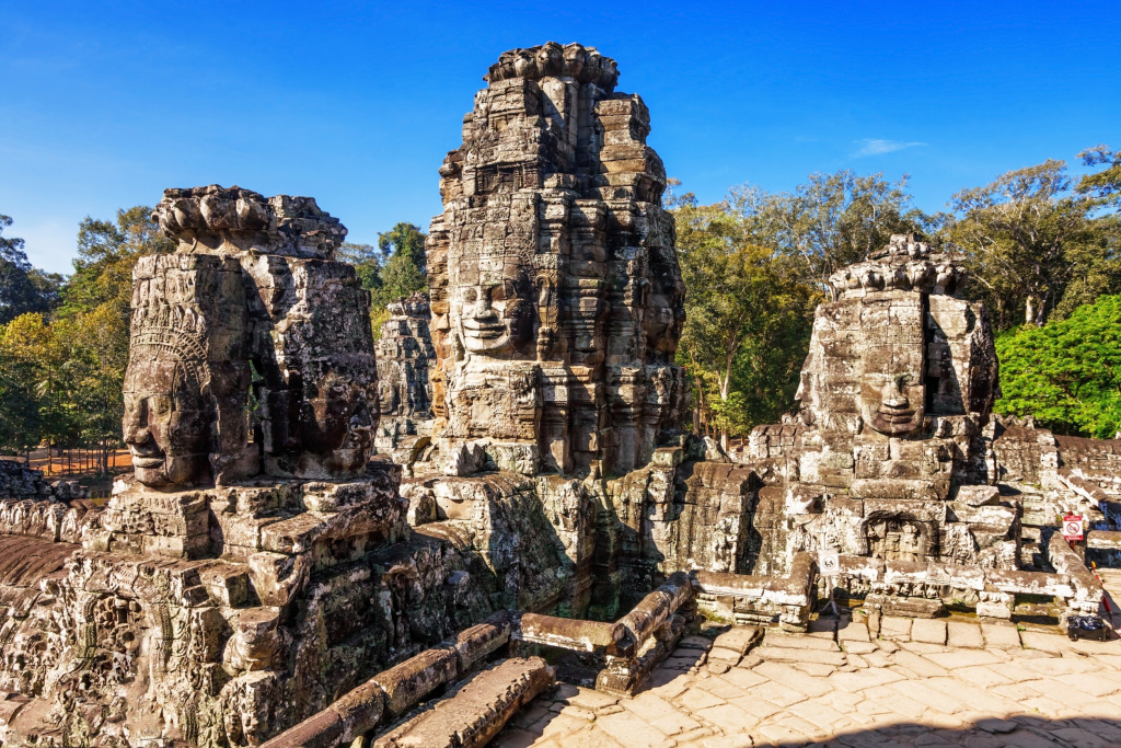 Фасады древнего храма Байон в Ангкор-Ват, Сиемреап, Камбоджа