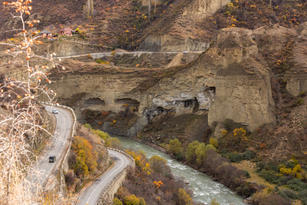 Красивое шоссе осенью в горах Дагестана