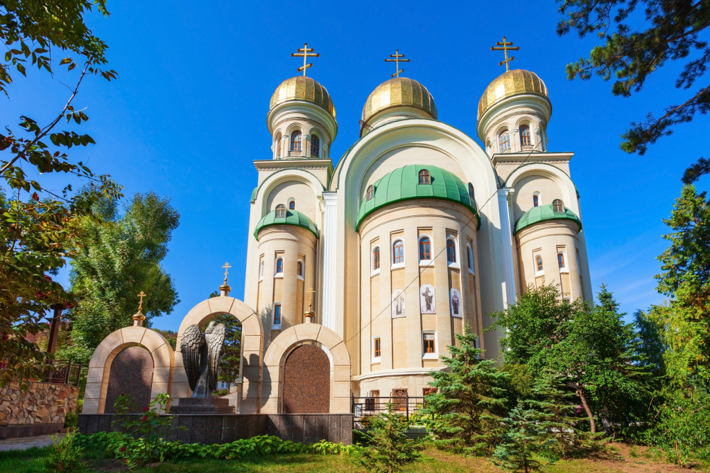 Свято-Никольский собор - главный православный храм в центре Кисловодска 